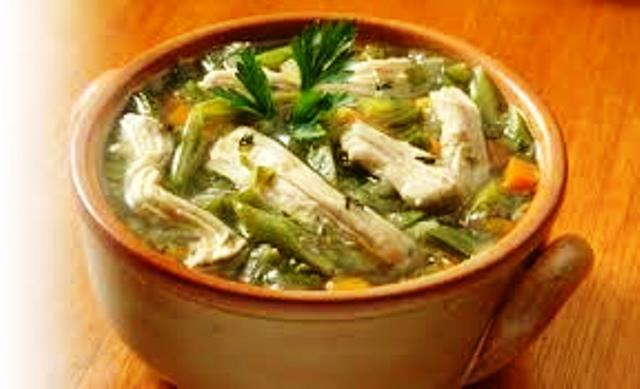 13. Caldo de pollo con vainitas